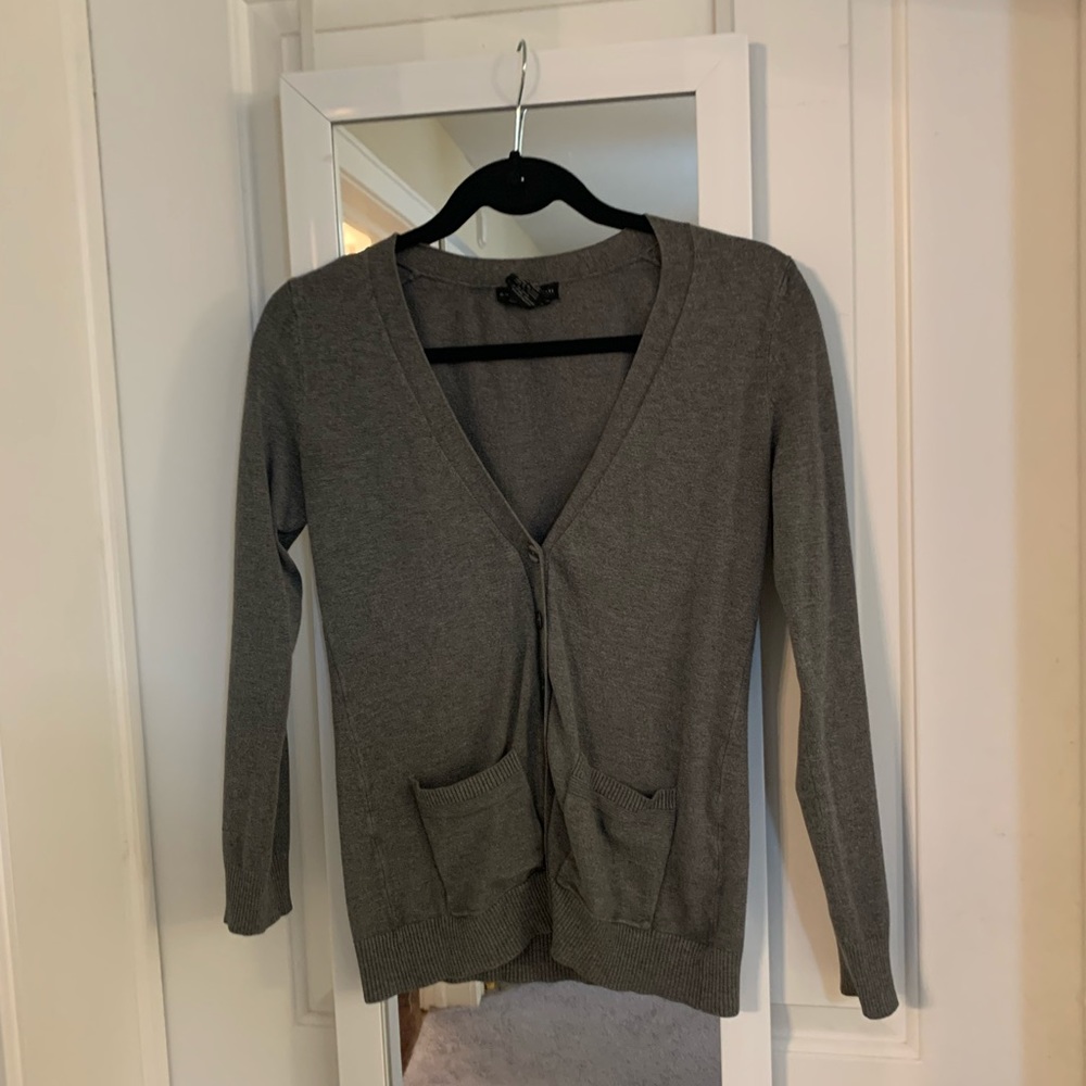 Gray cardigan with pockets. Size small